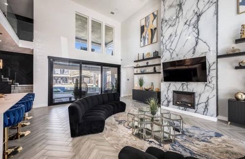 Hull House | Huge Modern Luxe Oasis with Pool