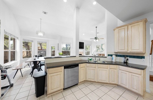 West San Antonio House | Huge Oasis! 5/4 HOUSE w/Hot Tub Beautiful!