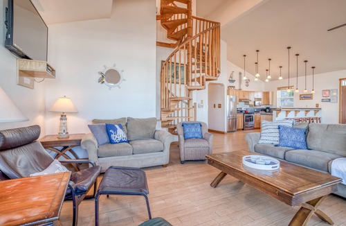 Lincoln City House | Huge Oceanfront Home has Two Great Rooms for Large Groups!