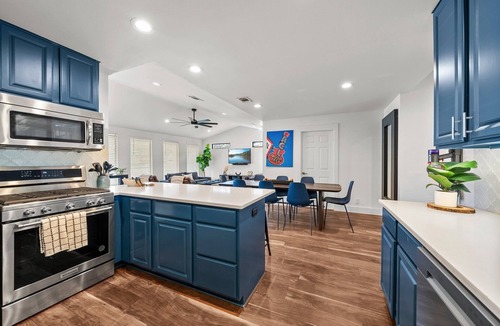 Bouldin House | Huge Patio Game Room w/Pool - 18 Beds - Downtown