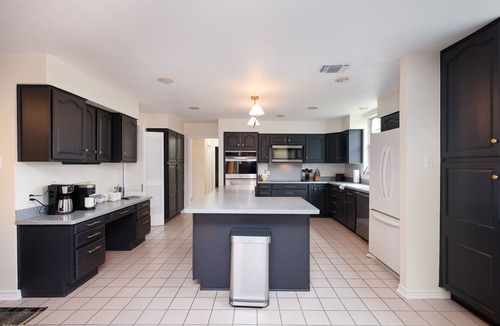 Leon Valley House | Huge Pickleball Mansion~Sleeps 26~Pool & Hot Tub