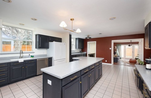 Leon Valley House | Huge Pickleball Mansion~Sleeps 26~Pool & Hot Tub