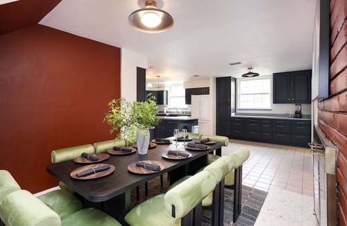 Leon Valley House | Huge Pickleball Mansion~Sleeps 26~Pool & Hot Tub