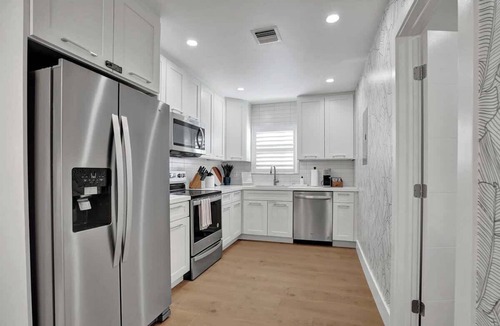 Lake Ridge House | Huge pool + 5 mins to beach + 2 king suites