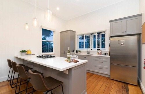 Indooroopilly House | Huge Pool|Indooroopilly Queenslander|Pet Friendly