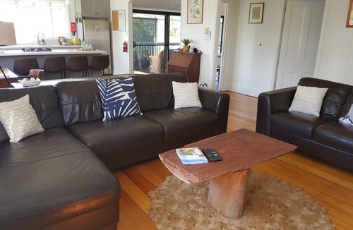 Indooroopilly House | Huge Pool|Indooroopilly Queenslander|Pet Friendly