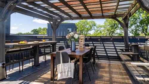 Historic Waverly House | Huge Private Rooftop Deck w Firepit Putt-Putt 8 Mins to Broadway Doralee