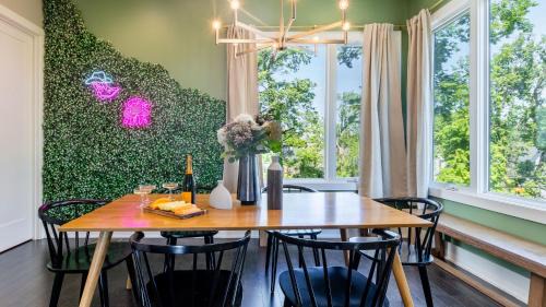 Historic Waverly House | Huge Private Rooftop Deck w Firepit Putt-Putt 8 Mins to Broadway Doralee