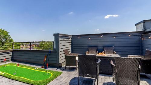 Historic Waverly House | Huge Private Rooftop Deck w Firepit Putt-Putt 8 Mins to Broadway Doralee