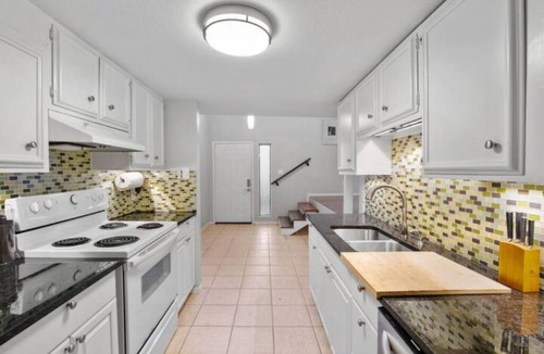Barton Hills Villa | Huge Private Villa near Downtown - 12 Real Beds