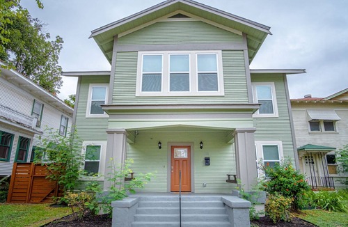 Downtown San Antonio House | HUGE Remodeled 5BR/4BA House Sleeps 20 Downtown!