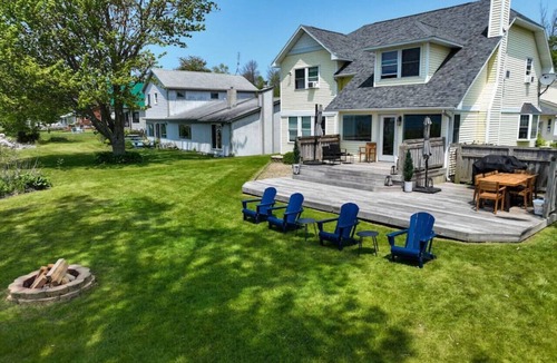 Sandy Creek House | HUGE Sandy Pond Lake House & Bunkhouse-Sleeps 18!