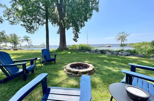 Sandy Creek House | HUGE Sandy Pond LAKE HOUSE & Bunkhouse-Sleeps 18!