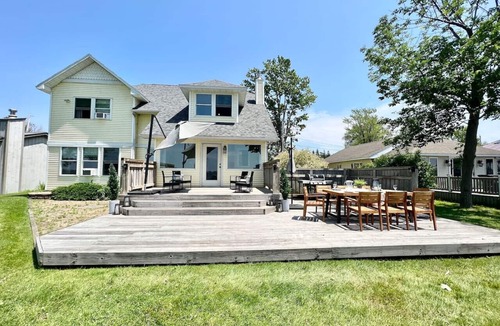 Sandy Creek House | HUGE Sandy Pond LAKE HOUSE & Bunkhouse-Sleeps 18!