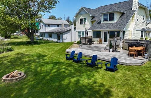 Sandy Creek House | HUGE Sandy Pond LAKE HOUSE & Bunkhouse-Sleeps 18!