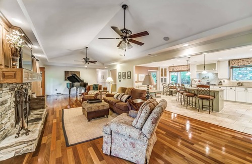Woodstock House | Huge Secluded Lakeside Super Private Gorgeous Retreat