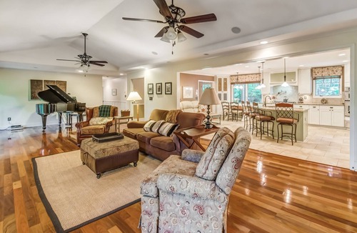 Woodstock House | Huge Secluded Lakeside Super Private Gorgeous Retreat