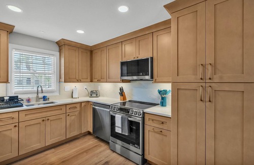 Carlouel Cottage | HUGE Spa- Quick Walk to the BEACH - 2 Family Rooms - Screened Patio