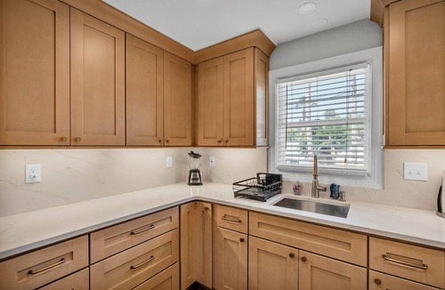 Carlouel Cottage | HUGE Spa- Quick Walk to the BEACH - 2 Family Rooms - Screened Patio