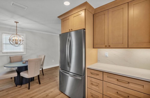 Carlouel Cottage | HUGE Spa- Quick Walk to the BEACH - 2 Family Rooms - Screened Patio