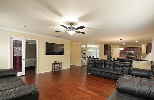 Southside House | Huge spacious home great for a San Antonio Getaway! 5 min from BMT grad!