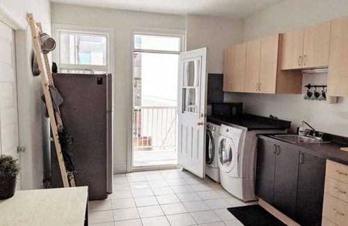 Mile End Apartment | Huge & Stylish 10 Bedroom w/Patio! - Sleeps 30!