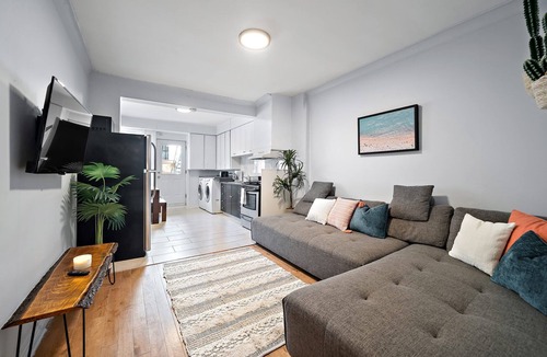 Mile End Apartment | Huge & Stylish 10 Bedroom w/Patio! - Sleeps 30!