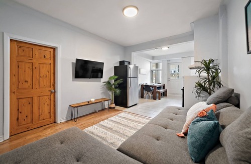 Mile End Apartment | Huge & Stylish 10 Bedroom w/Patio! - Sleeps 30!
