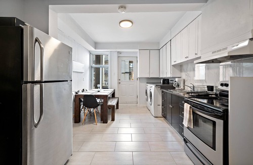 Mile End Apartment | Huge & Stylish 10 Bedroom w/Patio! - Sleeps 30!