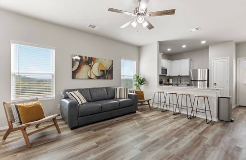 Castroville House | HUGE Triplex 9Br+7.5Ba Near Sea World Sleeps 24!