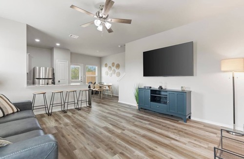 Castroville House | HUGE Triplex 9Br+7.5Ba Near Sea World Sleeps 24!