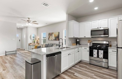 Castroville House | HUGE Triplex 9Br+7.5Ba Near Sea World Sleeps 24!