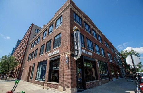 West Loop Apartment | HUGE West Loop 3BR Penthouse Loft on Randolph with Rooftop and Garage Parking!