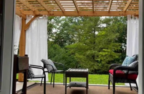 Des Peres House | Huge yard - 10 min walk to shops & restaurants