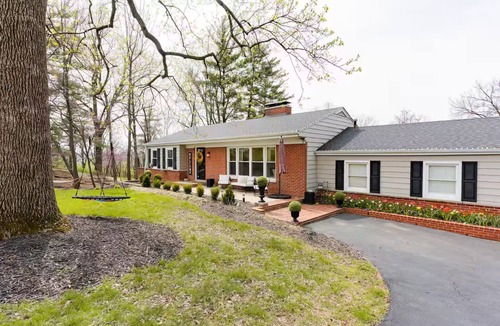 Des Peres House | Huge yard - 10 min walk to shops & restaurants