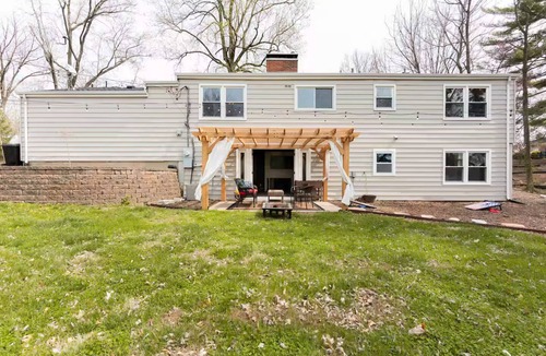 Des Peres House | Huge yard - 10 min walk to shops & restaurants