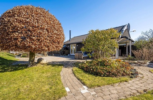 Udsholt House | "Hughe" - 1.3km from the sea by Interhome