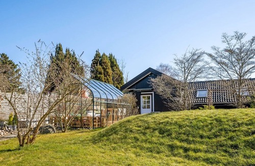 Udsholt House | "Hughe" - 1.3km from the sea by Interhome