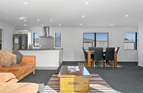 Rangatira Park House | Huka Falls Getaway + so close to town