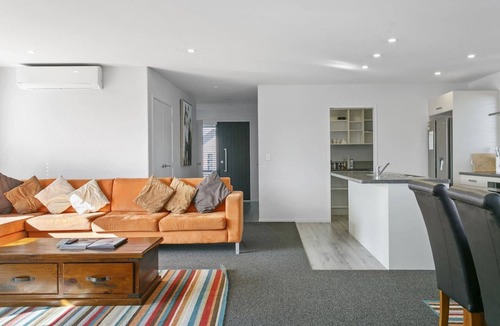 Rangatira Park House | Huka Falls Getaway + so close to town