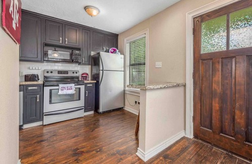 West Park House | Hullabaloo Hut ~ Less than a mile to TAMU CAMPUS!