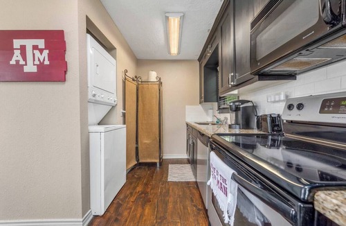 West Park House | Hullabaloo Hut ~ Less than a mile to TAMU CAMPUS!