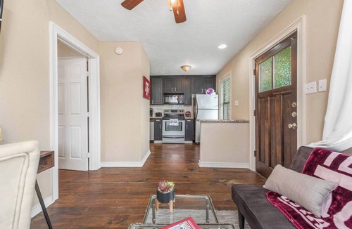 West Park House | Hullabaloo Hut ~ Less than a mile to TAMU CAMPUS!