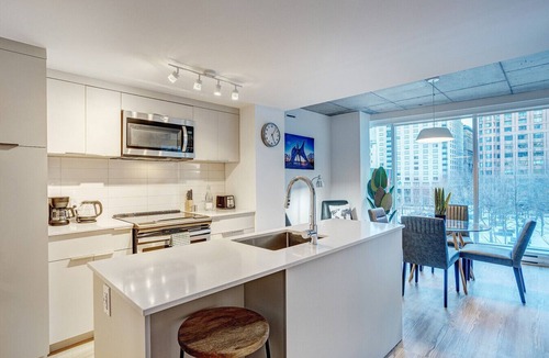 International District Apartment | Humaniti - Serviced 1-Bedroom in Montreal