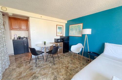 McCully - Moiliili Apartment | Humble Hawaiian Monarch Studio