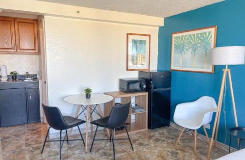 McCully - Moiliili Apartment | Humble Hawaiian Monarch Studio