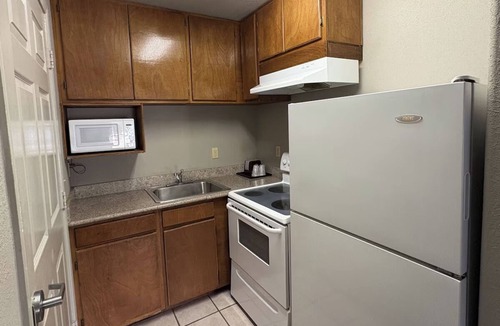 Humble Hotel | Humble King Room w/Kitchenette – Family-Friendly Stay w/Free Parking