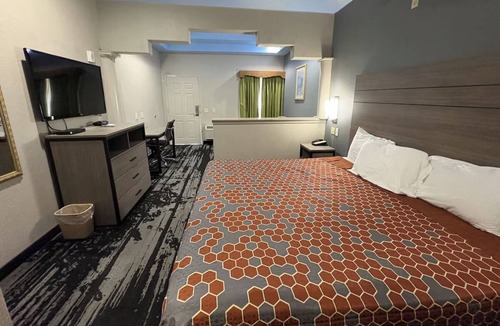 Humble Hotel | Humble King Room w/Kitchenette – Family-Friendly Stay w/Free Parking