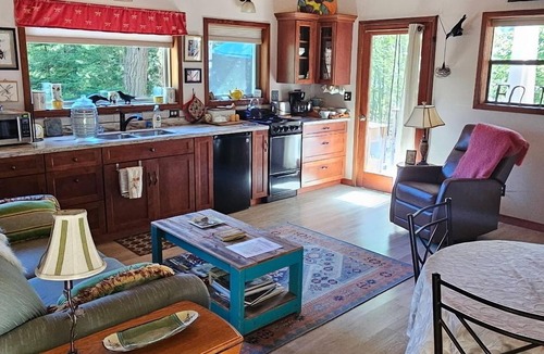 Arcata Cottage | Humboldt Romantic Rural Hideaway