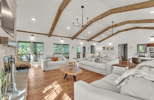 Bryant House | Hummingbird Cabin with a private hot tub